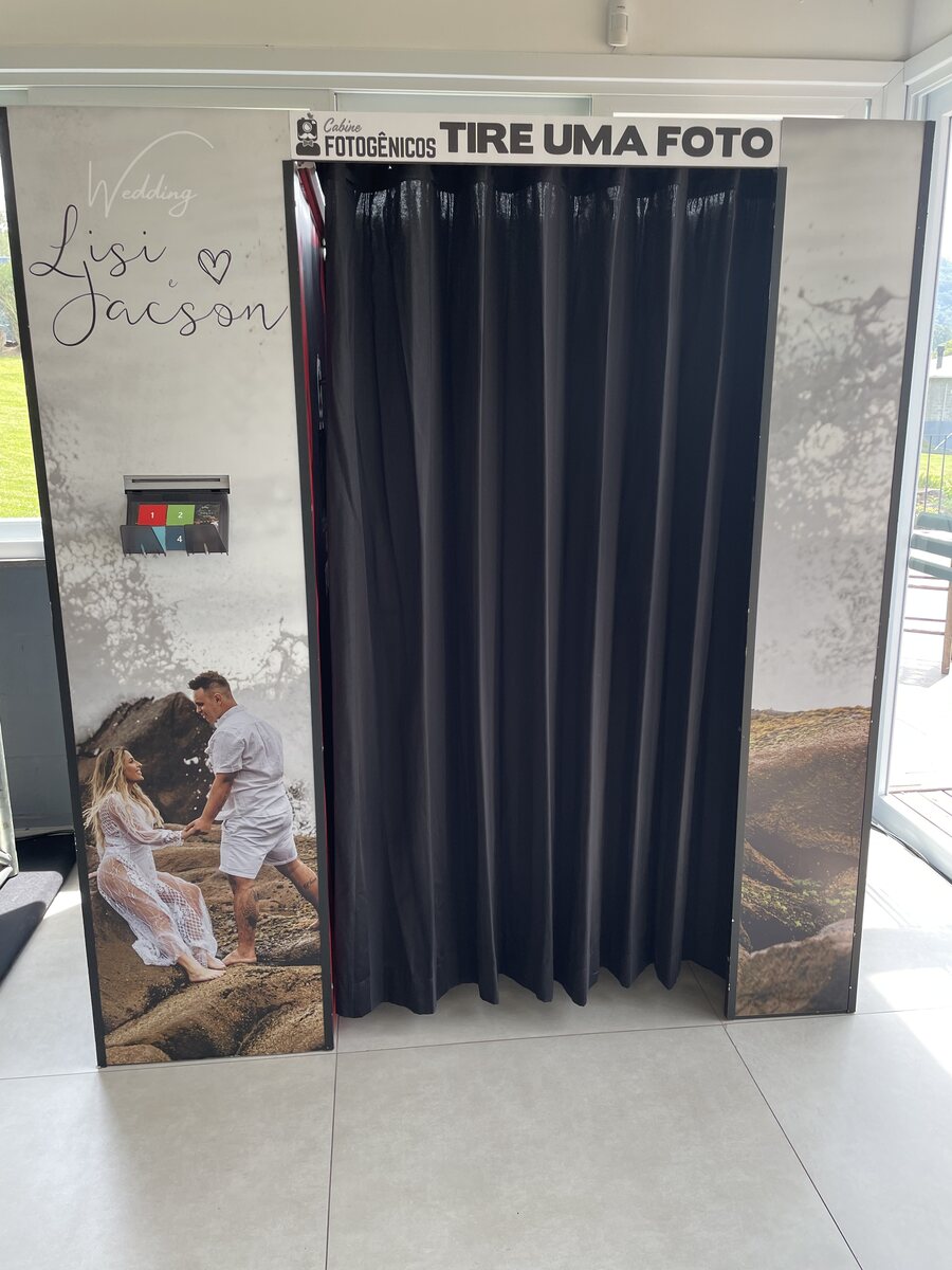 Cabine personalizada com adesivo do casamento de Lisi e Jacson