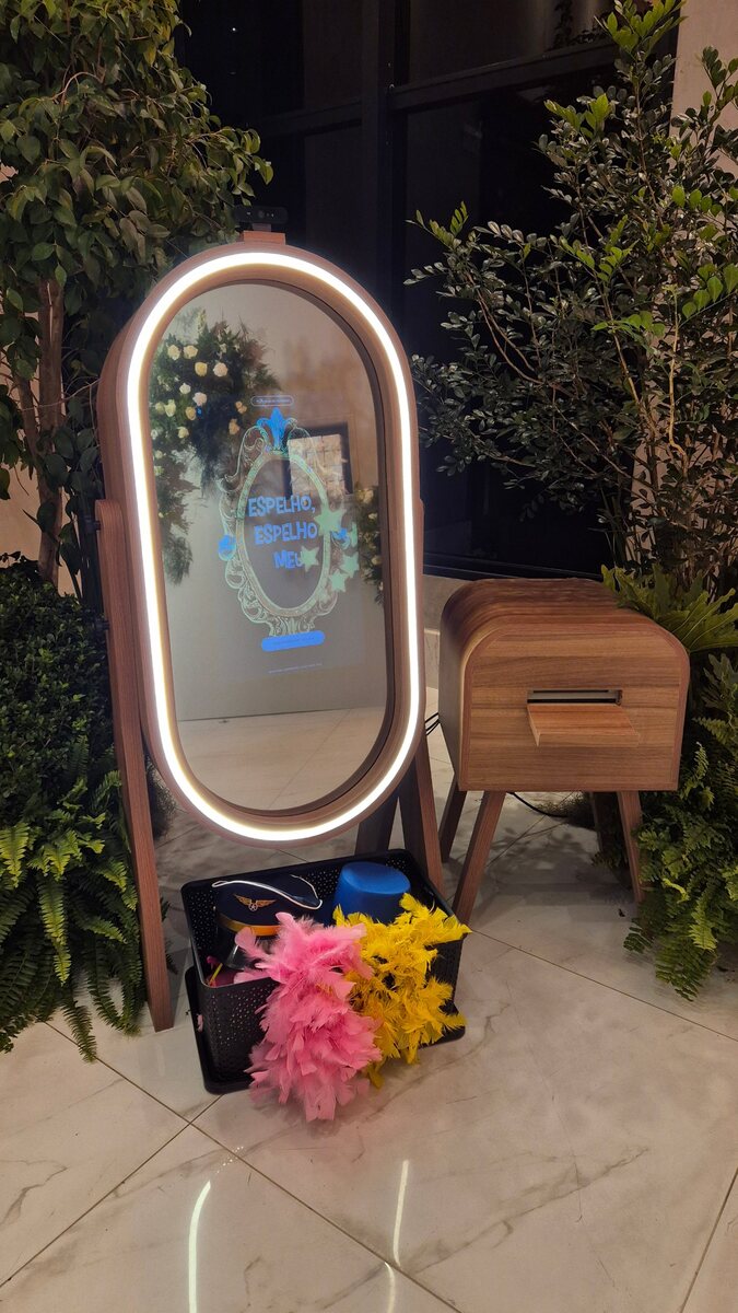 Espelho Elegance com moldura de madeira e aro de LED
