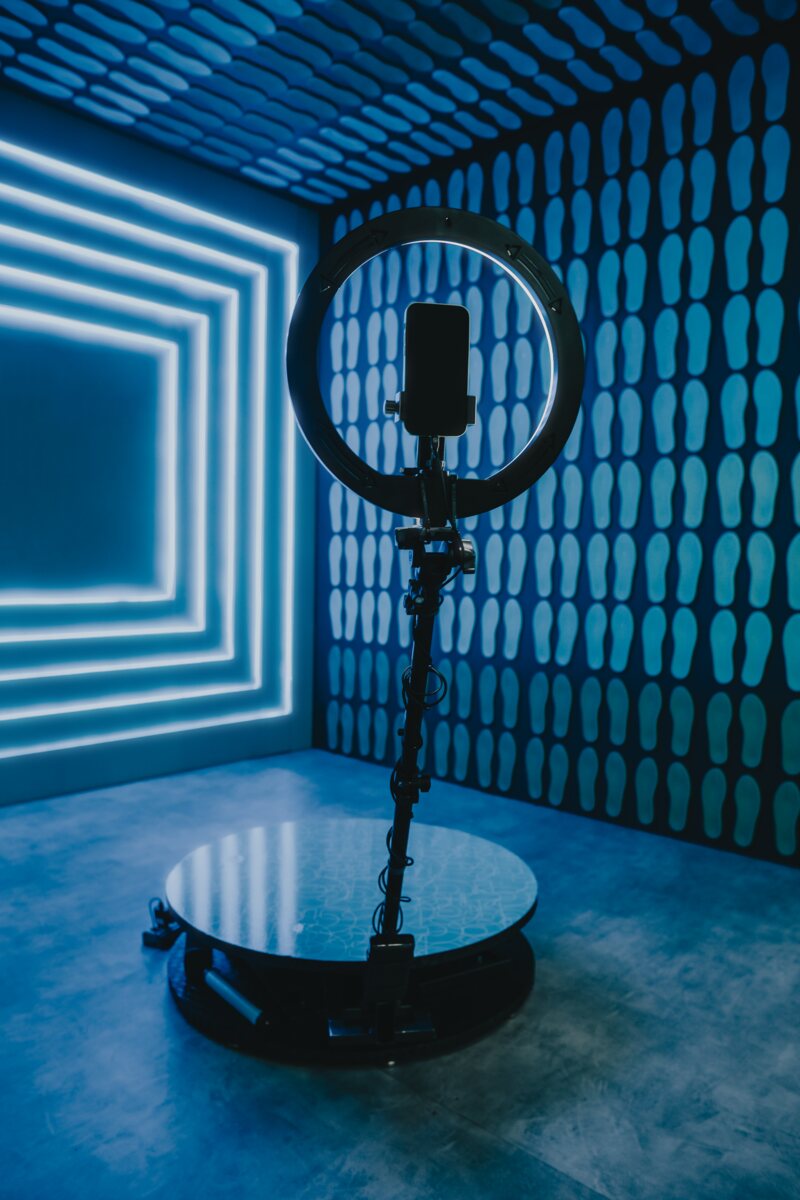 Plataforma 360 com aro de luz em sala de neon azul